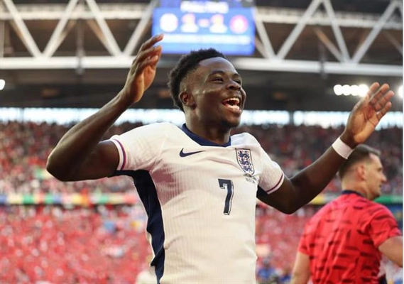 2 lần sút tung lưới Thụy Sĩ, Bukayo Saka phản ứng thế nào?