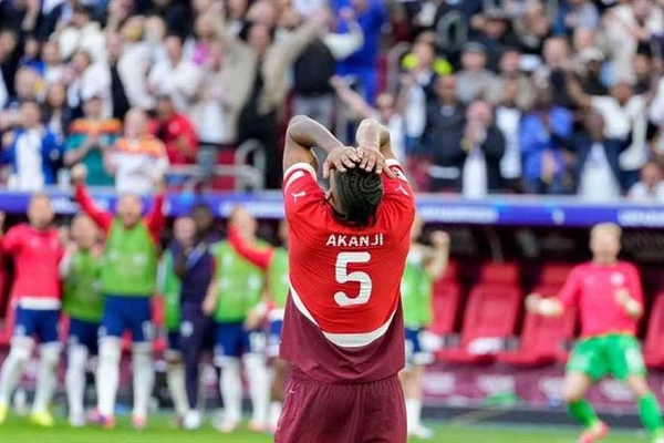 HLV Thuỵ Sĩ không trách Akanji vì hỏng pen