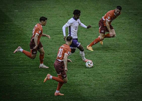 Kobbie Mainoo được khen ngợi sau màn trình diễn trước Thụy Sĩ