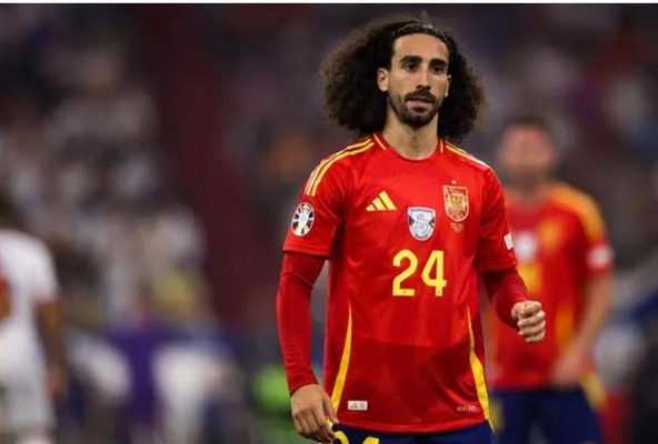Cucurella mỉa mai Gary Neville sau chức vô địch Euro
