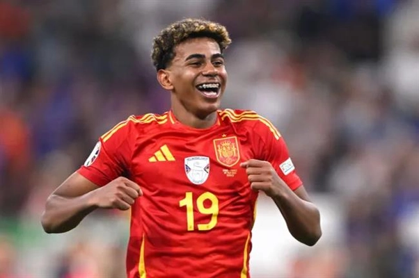 Ollie Watkins hết lời ca ngợi Lamine Yamal 