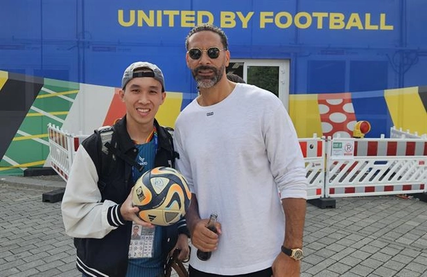 Rio Ferdinand ấn tượng với kĩ năng của VĐV tâng bóng nghệ thuật Việt Nam