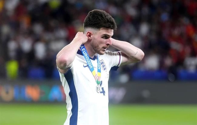 Declan Rice bị chỉ trích nặng nề sau thất bại của ĐT Anh
