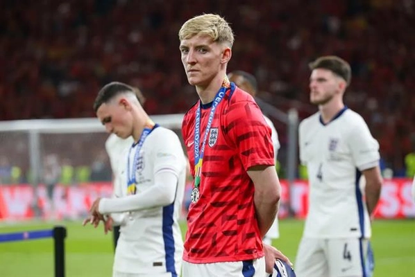 Gary Lineker an ủi Anthony Gordon