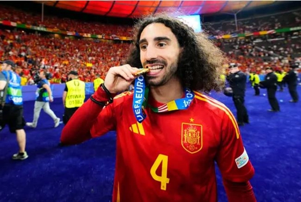 Rio Ferdinand hết lời khen ngợi Marc Cucurella