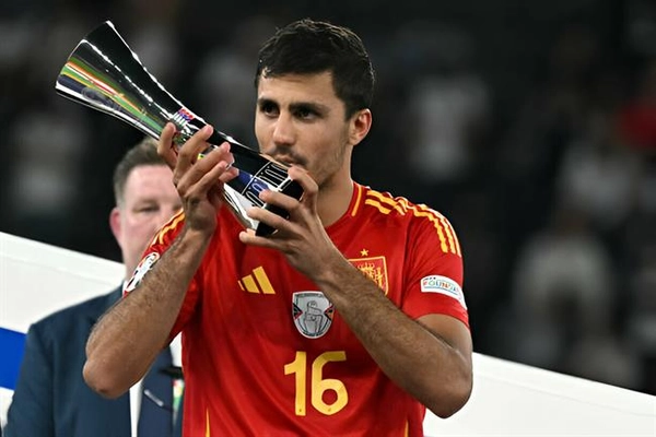 HLV De La Fuente: Rodri xứng đáng giành Quả bóng vàng