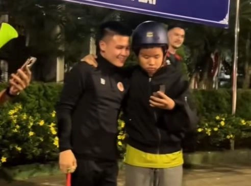 VIDEO: Bắt gặp Quang Hải xuống phố đi bão mừng U22 Việt Nam