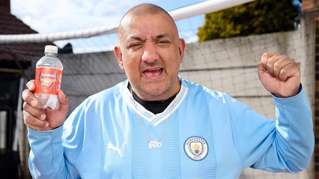 VIDEO: Câu chuyện đằng sau màn cà khịa bằng chai nước gây bão của fan Man City