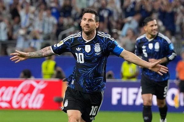 VIDEO: Chiêm ngưỡng cú sút phạt thành bàn của Lionel Messi ở trận thắng Jordan
