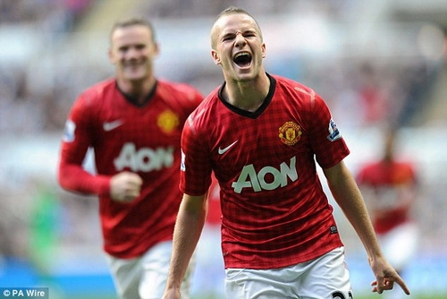 Sự trùng hợp lý thú: Tom Cleverley và đàn anh Ronaldinho ghi bàn cùng tọa độ
