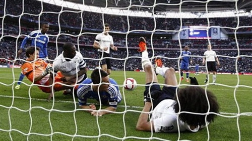 Spurs vẫn cay cú vì “bàn thắng ma” của Mata