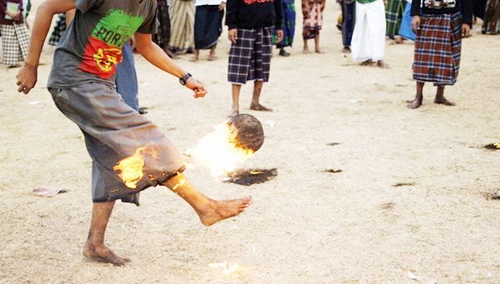Muốn thành siêu sao túc cầu, hãy sang Indonesia đá bóng... lửa