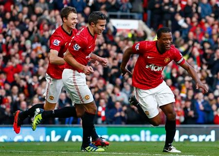 Patrice Evra đưa Man Utd vươn lên dẫn trước
