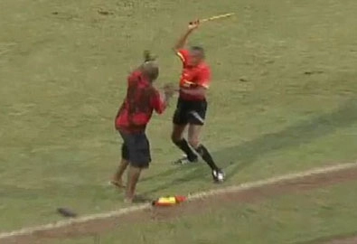 Trọng tài biên ... đánh nhau túi bụi với CĐV quá khích