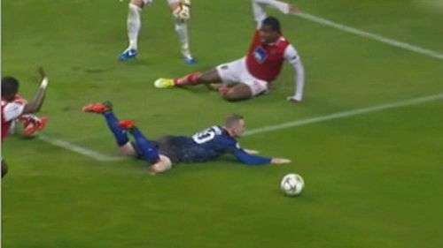 Có chăng chuyện Wayne Rooney đã diễn kịch để kiếm về bàn 11m quyết định cho Man Utd?