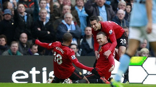 Van Persie đem về thắng lợi kịch tính cho Man Utd bằng quả đá phạt may mắn