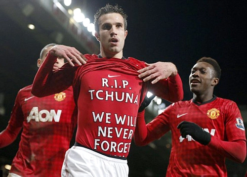 Van Persie đâu chịu thua kém