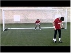 De Gea và Chicharito đọ tài sút penalty bằng gót chân