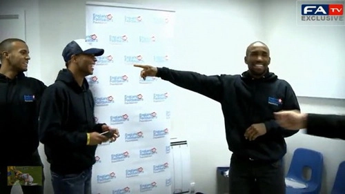 Các tuyển thủ Anh khoe tài tâng bóng tennis