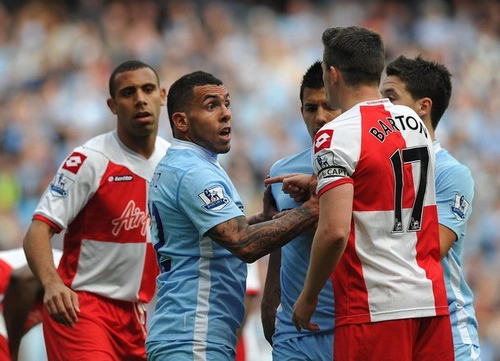 Một mình trai hư Joey Barton chấp hẳn 3 nhà tân vô địch Premier League