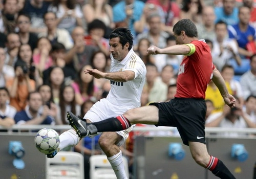 Zidane chuyền, Figo sút, huyền thoại Real hạ huyền thoại Man Utd