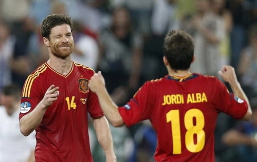 Xabi Alonso đánh dấu ngày gia nhập CLB 100 bằng một cú đúp khó quên