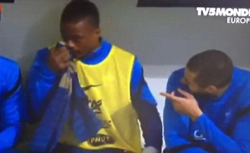 Dùng áo đấu quốc gia .... chùi mông, Evra đứng trước nguy cơ bị loại khỏi tuyển Pháp