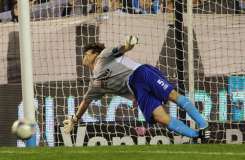 Pha cản phá 11m siêu đẳng của một .... tiền vệ