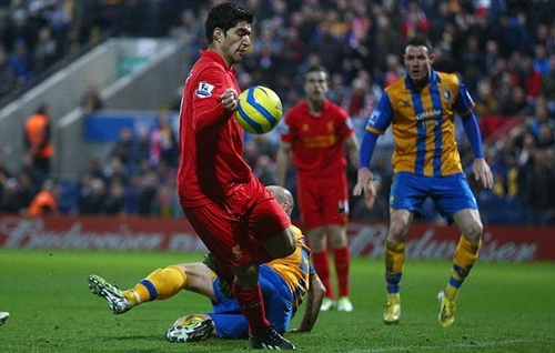 Thắng lợi mất mặt của Liverpool bị bôi đen bởi bàn tay bẩn của Luis Suarez