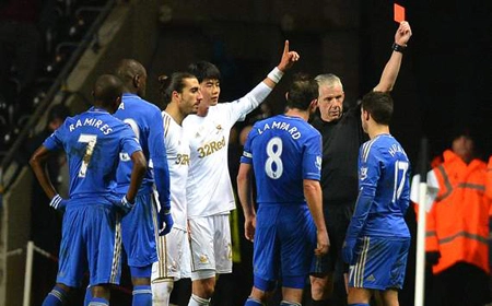Hazard tung cước vào người cậu bé nhặt bóng