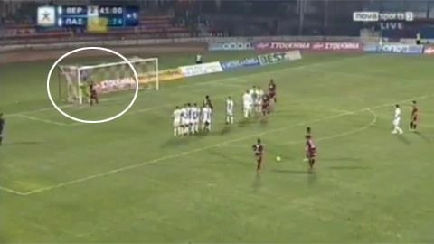 Dùng “trò bẩn” khi đá phạt nhưng vẫn không thành