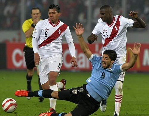 Ngựa quen đường cũ, Luis Suarez lại 'làm trò' trên sân