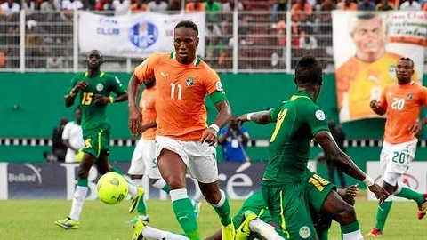 Drogba cứu đội nhà bằng chiêu xe đạp chổng ngược