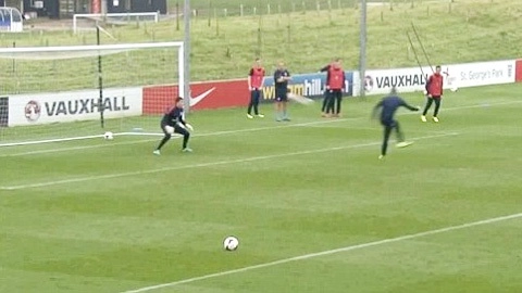 Cựu cầu thủ Man United liên tục lập siêu phẩm