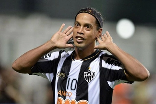 Vừa tái xuất Ronaldinho đã lập siêu phẩm sút phạt