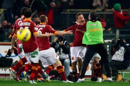 Siêu phẩm của Totti hạ gục Lão Bà