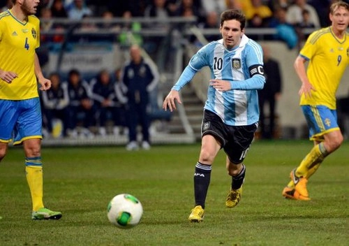 Messi thầm lặng nâng bước Argentina