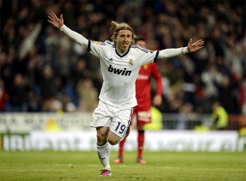 Luka Modric lại vẽ nên tuyệt phẩm sút xa