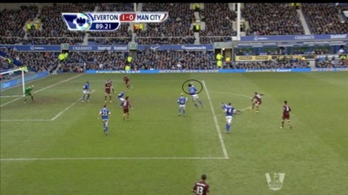 Trọng tài đã bóp nát giấc mơ bảo vệ ngôi Vương của Man City?