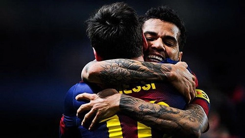 Messi và Alves chơi bóng chuyền trên sân
