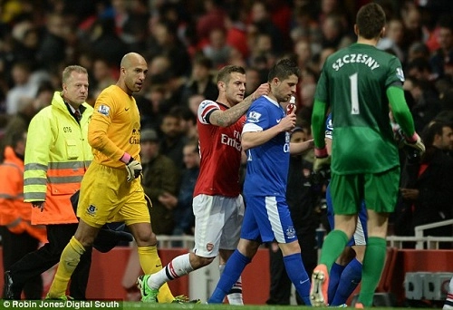 Bị chơi khăm, Wilshere suýt choảng nhau với cầu thủ Everton