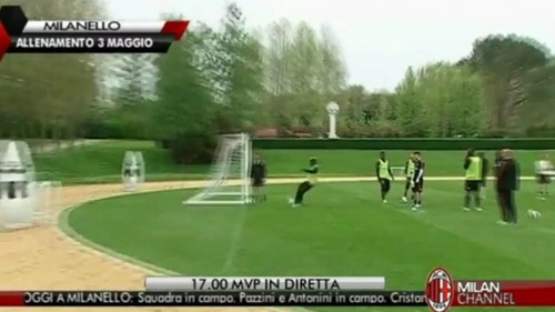 Balotelli lại quậy trên sân tập