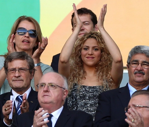 Shakira nhảy cẫng lên sau cú penalty của Pique