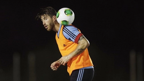 Sergio Ramos chơi free-style trên sân tập