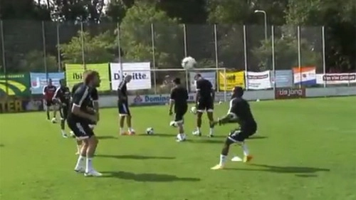 Hai ngôi sao Swansea đọ tài tâng bóng