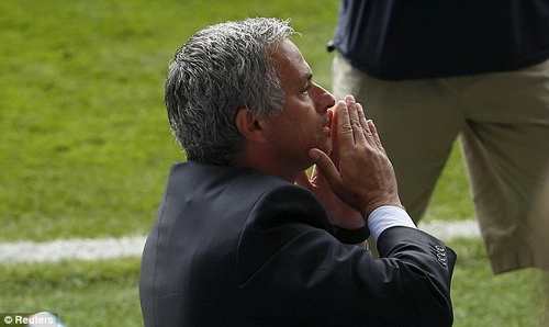 Mourinho gửi nụ hôn gió tới CĐV Chelsea