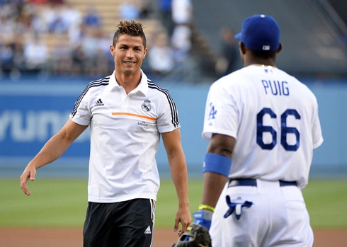 Ronaldo đọ tài tâng bóng với sao bóng chày