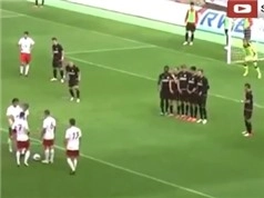 Pha dàn xếp đá phạt kỳ lạ