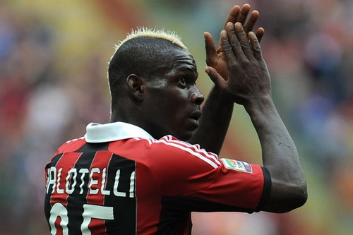 Balotelli khóc rưng rức sau khi rời sân