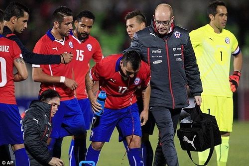 Va chạm mạnh, tuyển thủ Chile gãy răng và hộc máu mồm